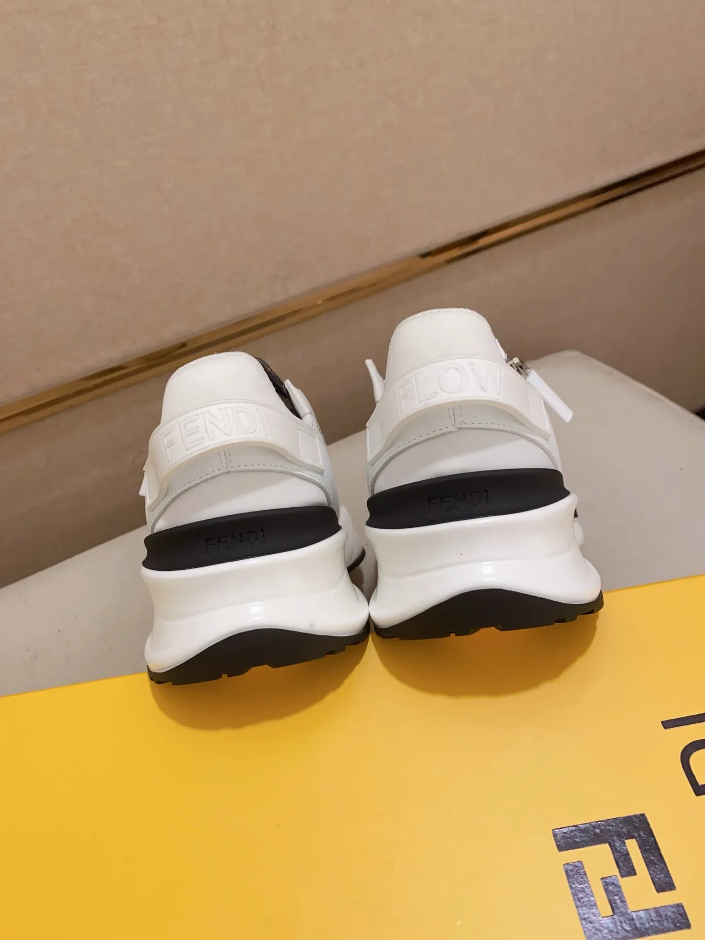 Men's shoes💰: 540💰(Higher version) [Fendi] Fendi's latest casual shoes for men! Available at counters simultaneously! A one-to-one replica of the original. Made entirely of imported top-grain calfskin, the interior is made of top-grain water-dyed cowhide, and the original factory-supplied rubber outsole. Leading new fashion concepts. Matching code: 38-44. 45 can be customized and non-returnable!